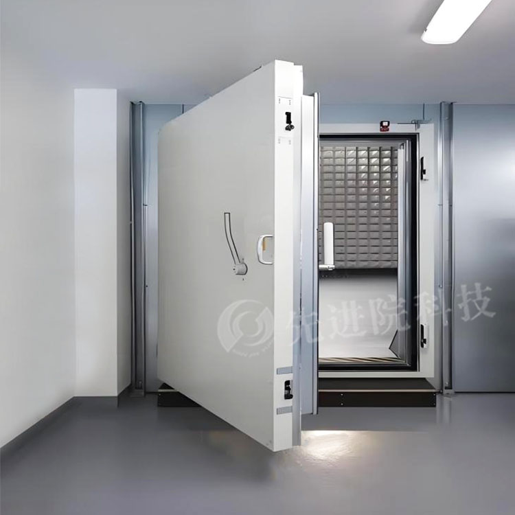 Shielding door